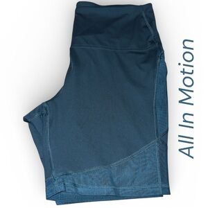 🌹All in Motion teal bike shorts with mesh panels and side pockets.